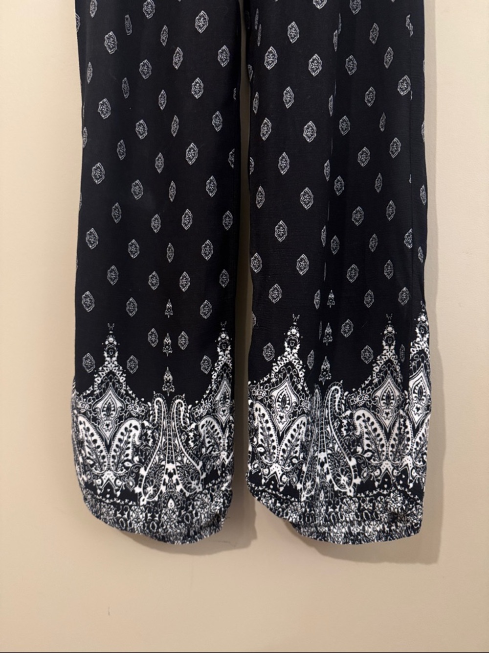 NWT- Kingston Grey Juniors' Full Length Wide-Leg Pants - black/white, Medium - Picture 4 of 10